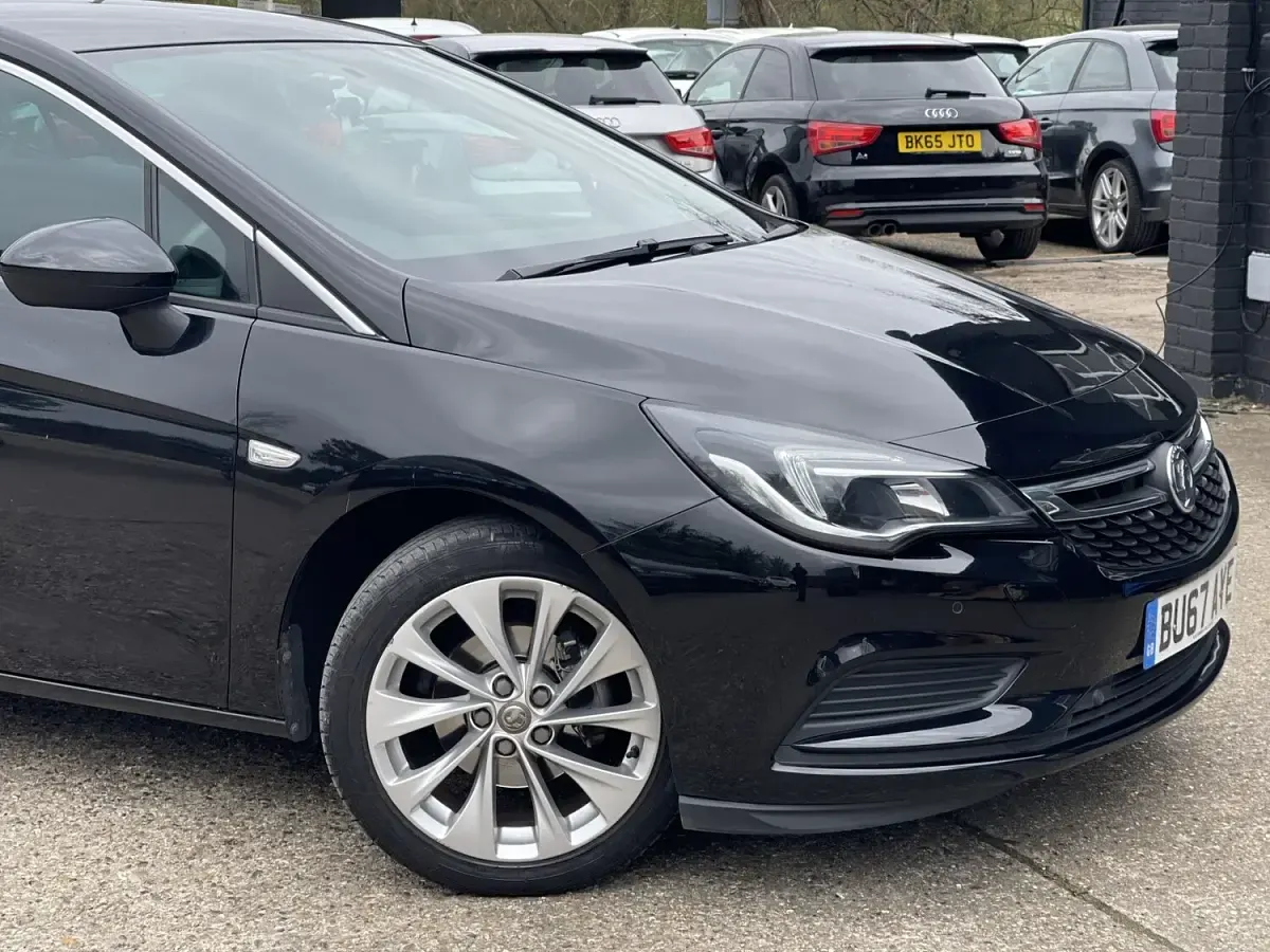 Used Vauxhall Astra 125 HP (91 kW) 2017 Black Hatchback