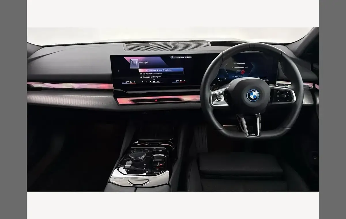 Begagnad BMW i5 M Sport 250 kW (340 HK) 2025 Blå Kombi