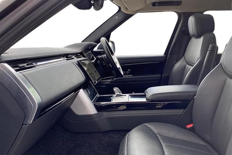 Used Land Rover Range Rover SE 350 HP (257 kW) 2023 Eiger grey SUV