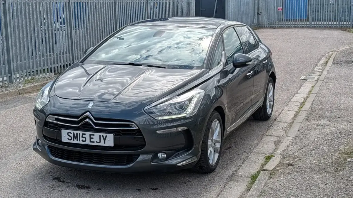 Usado Citroën DS5 120 CV (88 kW) 2015 Gris Utilitario