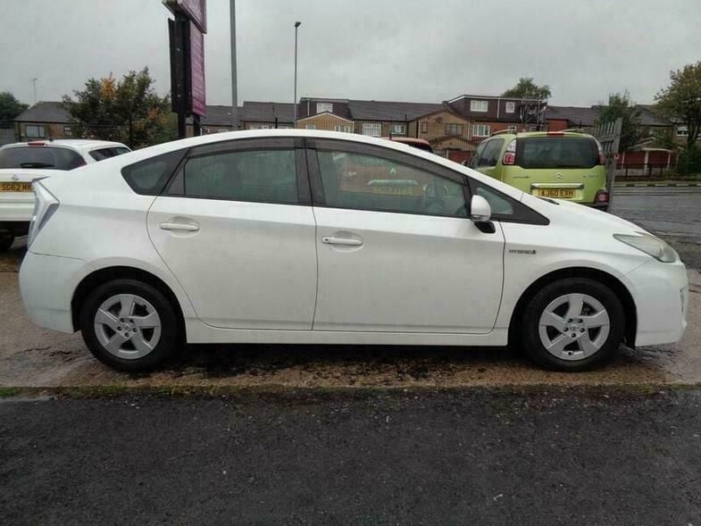 Used Toyota Prius T4 2010 White Hatchback