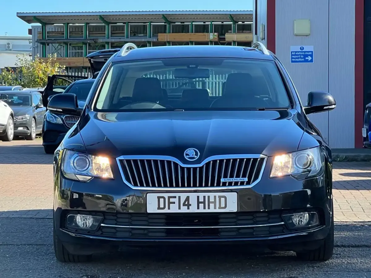 Usado Skoda Superb GreenLine 105 CV (77 kW) 2014 Negro Familiar