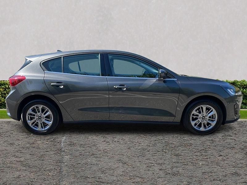 Begagnad Ford Focus Titanium 2023 Grå Halvkombi