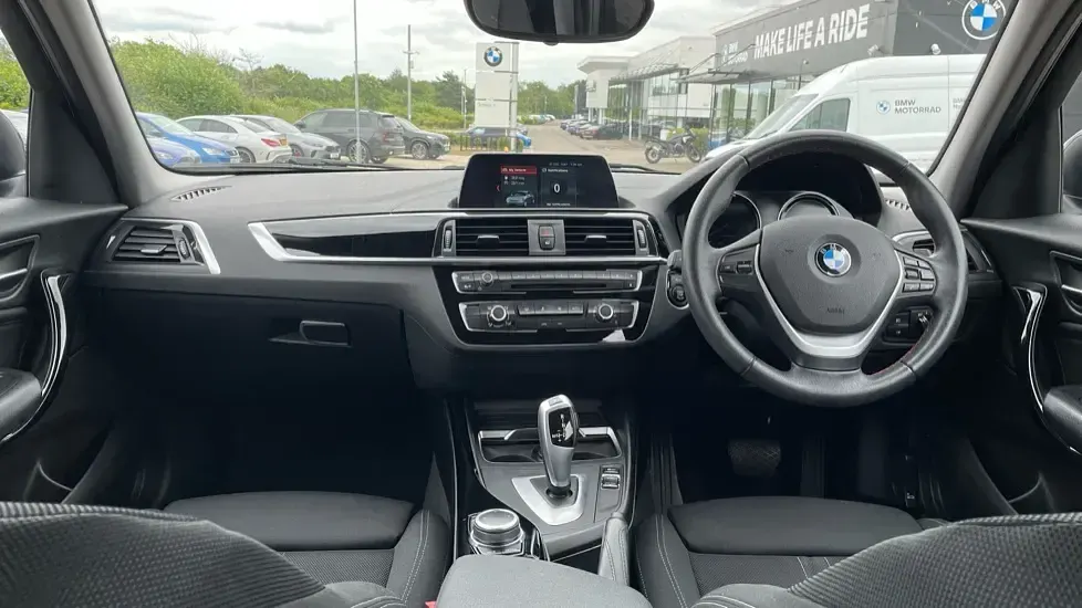 Used BMW 118 Sport Line 134 HP (98 kW) 2019 Black Hatchback