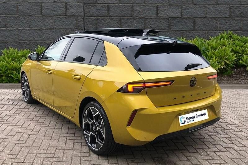 Used Vauxhall Astra Ultimate 130 HP (95 kW) 2023 Yellow/black Hatchback