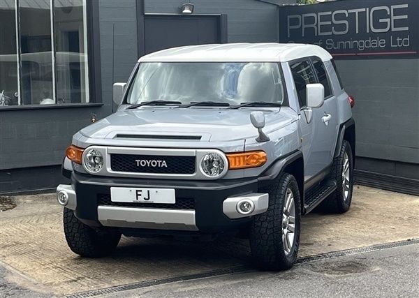 Cement grey with white roof Used 2016 Toyota FJ Cruiser SUV | £31,950 (Expensive) - Image 1/1
