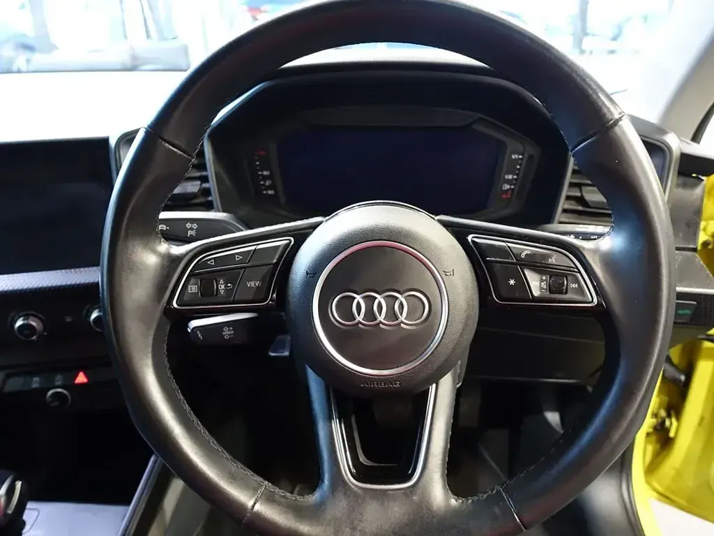 Usado Audi A1 Sportback Design 110 HP (80 kW) 2022 Amarelo Citadino
