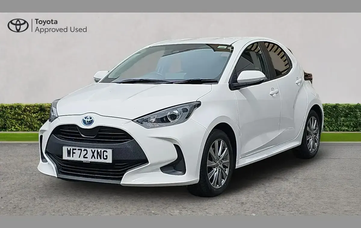 Used Toyota Yaris 113 HP (83 kW) 2022 White Hatchback
