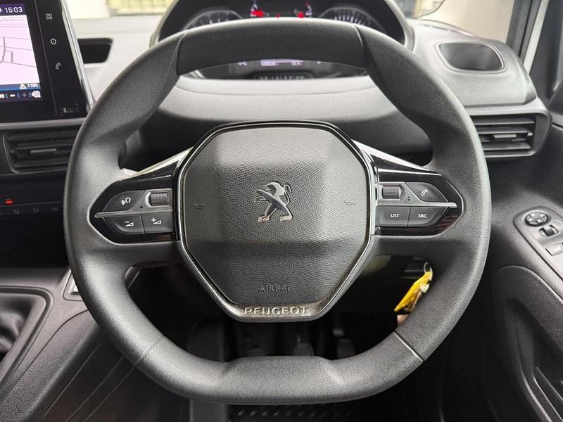 Second-hand Peugeot Partner Premium 131 CP (96 kW) 2022 Alb Monovolum