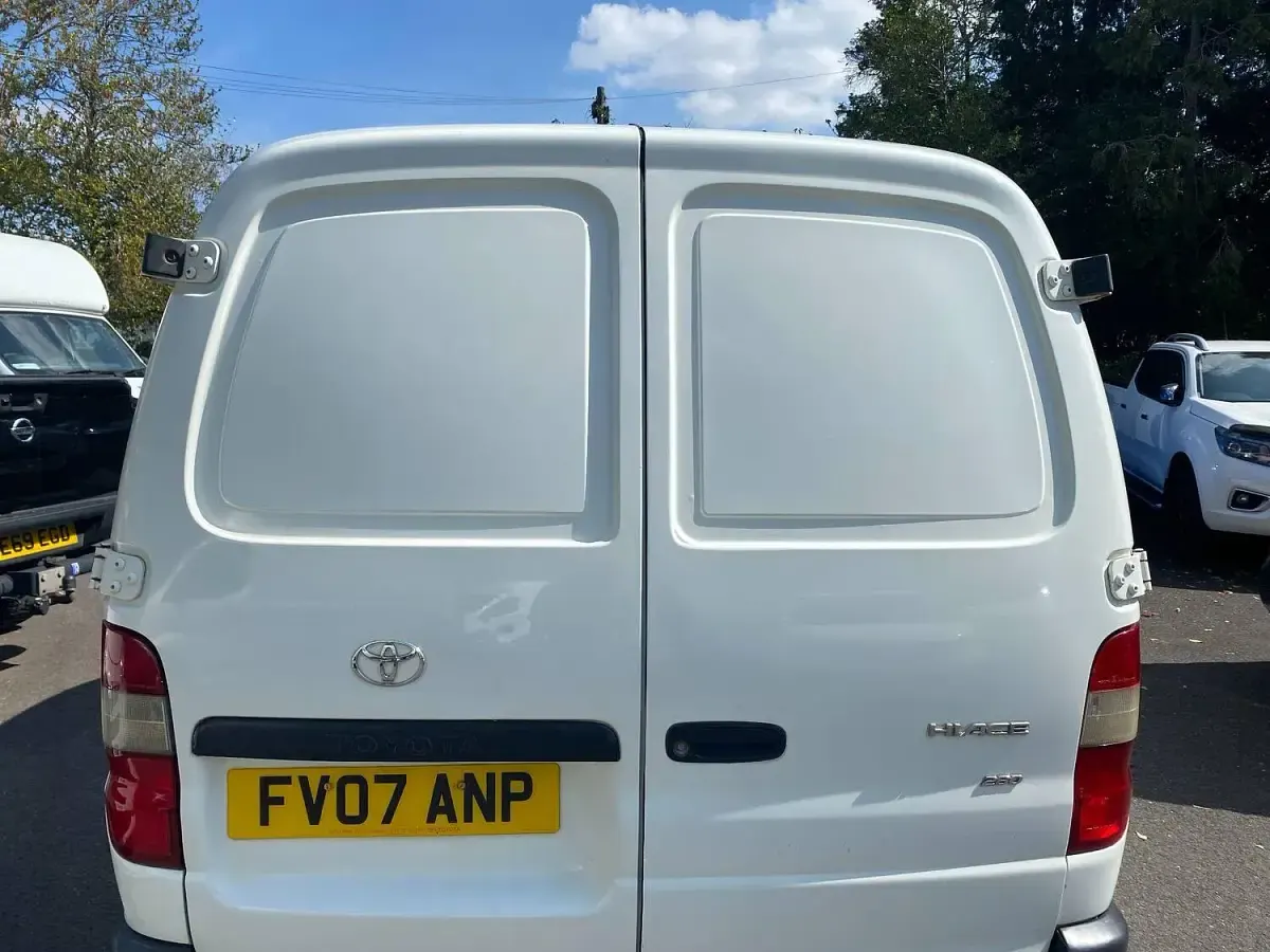 Used Toyota HiAce H1 109 HP (80 kW) 2007 White Van