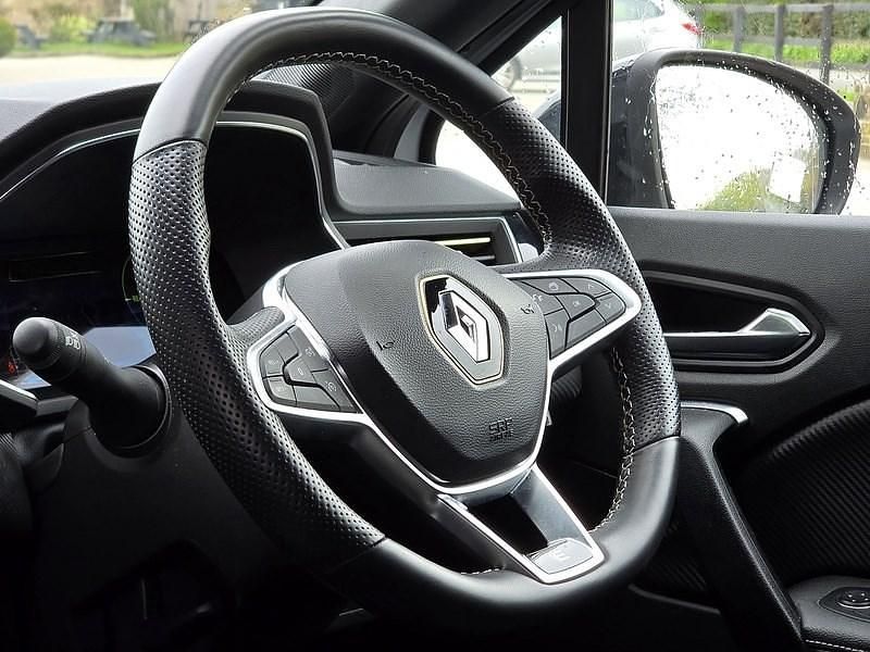 Used Renault Captur Engineered 143 HP (105 kW) 2024 Highland grey with diamond black roof SUV