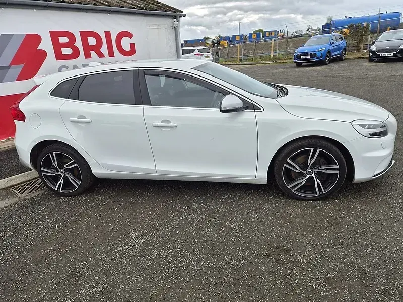 Used Volvo V40 R-Design 150 HP (110 kW) 2017 White Hatchback