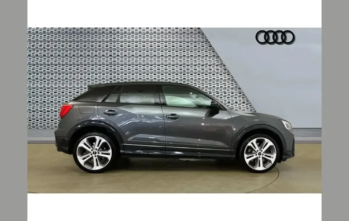 Usado Audi SQ2 Comfort 300 HP (220 kW) 2024 Cinzento SUV