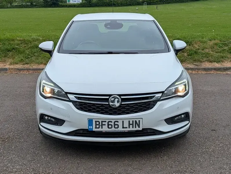 Used Vauxhall Astra SRi 136 HP (100 kW) 2017 White Hatchback