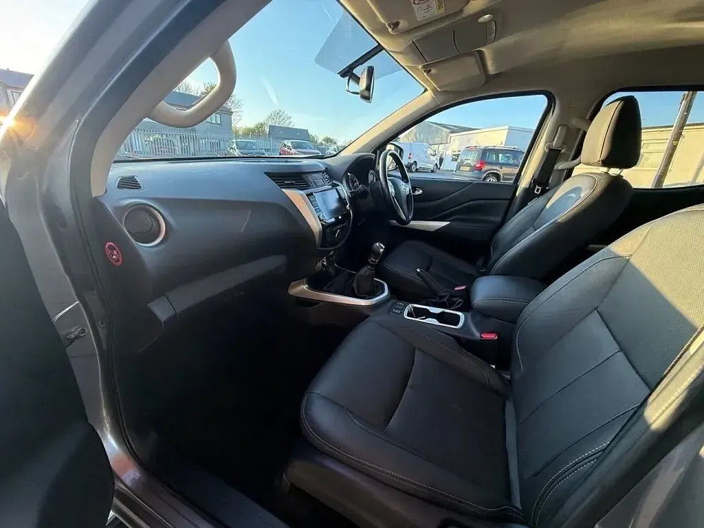 Usado Nissan Navara S 190 HP (139 kW) 2021 Cinzento Pickup