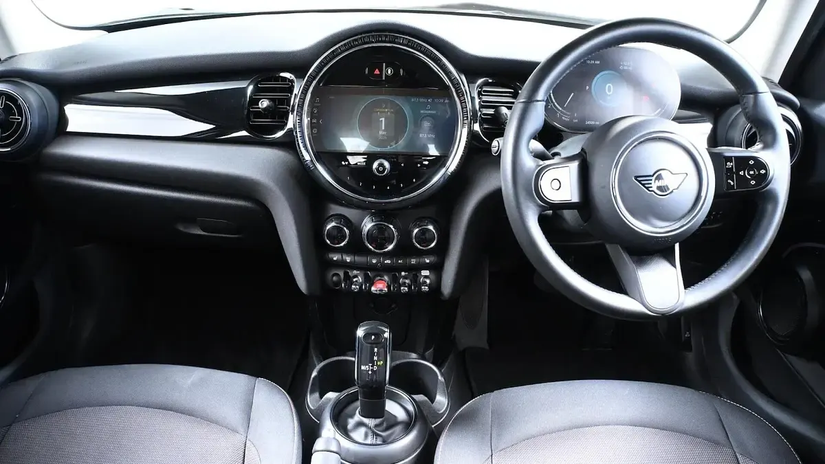 Begagnad Mini Cooper Classic 134 HK (98 kW) 2023 Blå Halvkombi