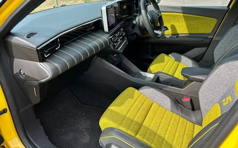 Used Renault 5 E-Tech Iconic 110 kW (150 HP) 2025 Yellow Hatchback