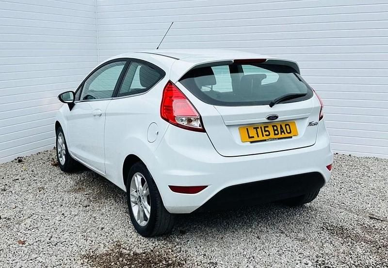 Used Ford Fiesta Zetec 82 HP (60 kW) 2015 White Hatchback