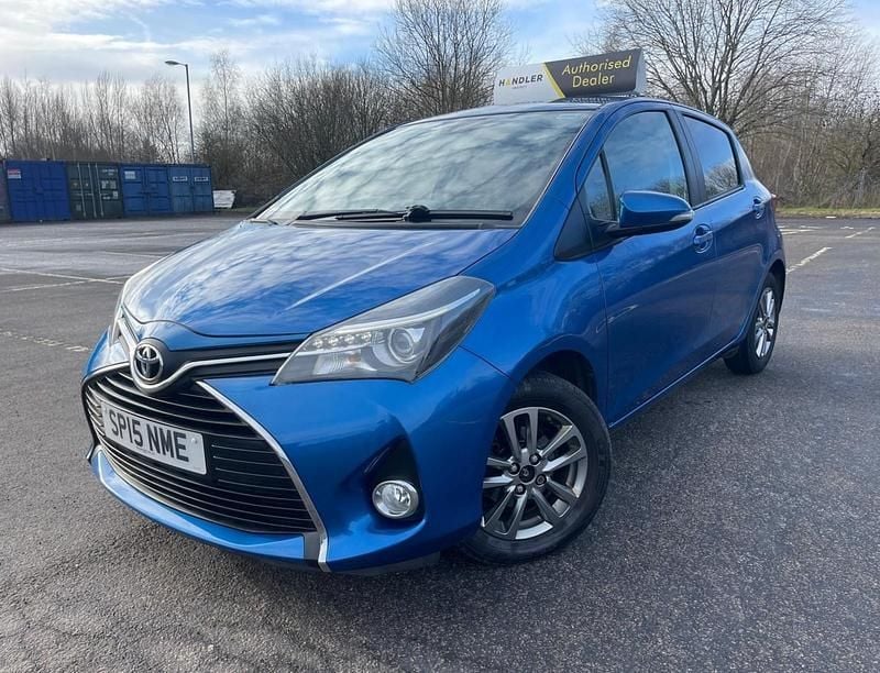 Used Toyota Yaris 99 HP (72 kW) 2015 Blue Hatchback