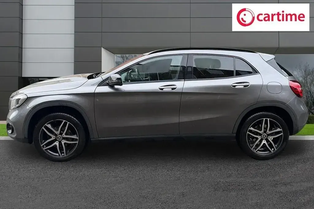 Usado Mercedes GLA180 Urban 122 HP (89 kW) 2019 Cinzento SUV