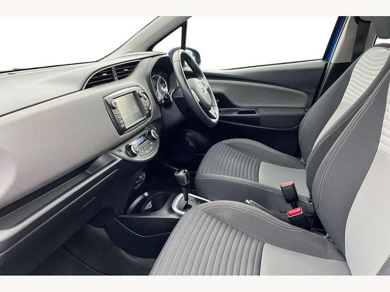 Used Toyota Yaris Hybrid 100 HP (73 kW) 2018 Nebula blue Hatchback