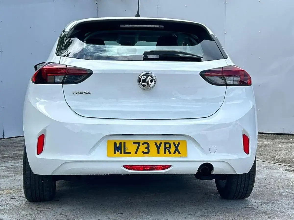 Używany Vauxhall Corsa Design Edition 75 KM (55 kW) 2023 Biały Hatchback