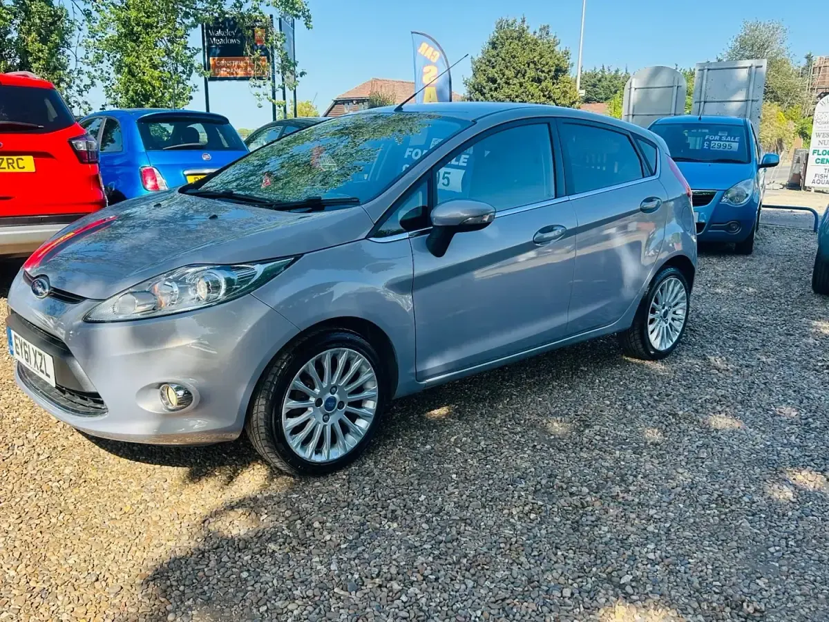 Begagnad Ford Fiesta Titanium 70 HK (51 kW) 2011 Silver Halvkombi