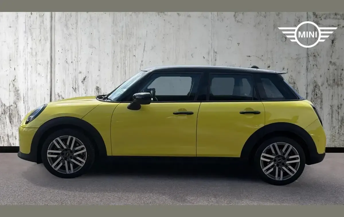 Used Mini Cooper Classic 200 HP (147 kW) 2024 Yellow Hatchback