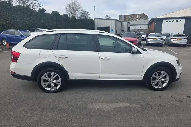 Used Skoda Octavia Scout 4x4 135 HP (99 kW) 2016 White Estate