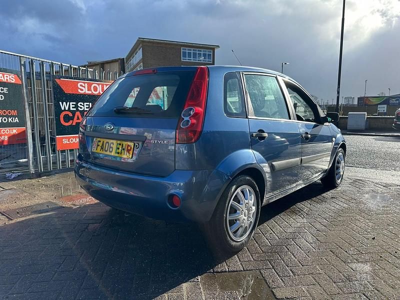 Usado Ford Fiesta Style 74 HP (54 kW) 2006 Azul Citadino