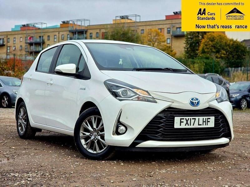 White Used 2017 Toyota Yaris Hybrid Hatchback | £9,988 (Fair price) - Image 1/4