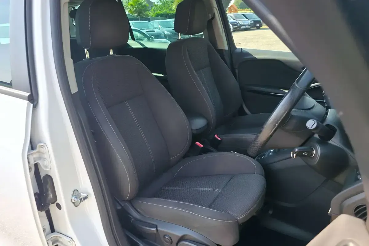 Used Vauxhall Zafira Tourer SRi 140 HP (102 kW) 2015 White MPV