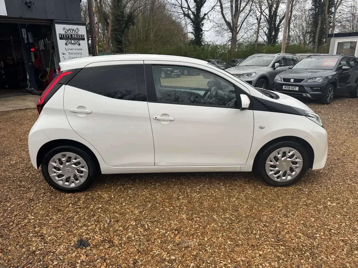 Used Toyota Aygo X-play 70 HP (51 kW) 2018 White Hatchback