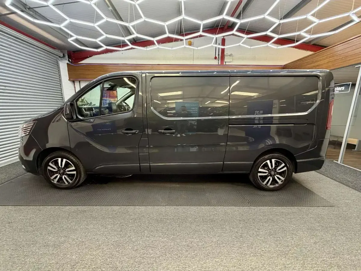 Used Renault Trafic 150 HP (110 kW) 2023 Grey MPV