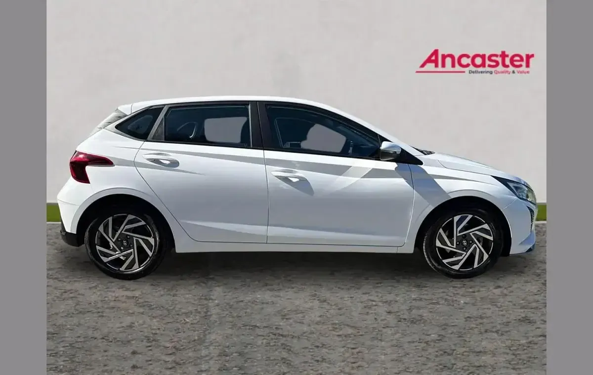 New Hyundai i20 Advanced 99 HP (72 kW) 2025 White Hatchback