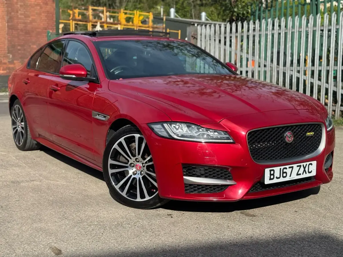 Begagnad Jaguar XF R-Sport 300 HK (220 kW) 2017 Röd Sedan