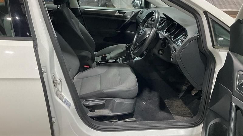 Begagnad VW Golf VII SE 150 HK (110 kW) 2017 Vit Halvkombi