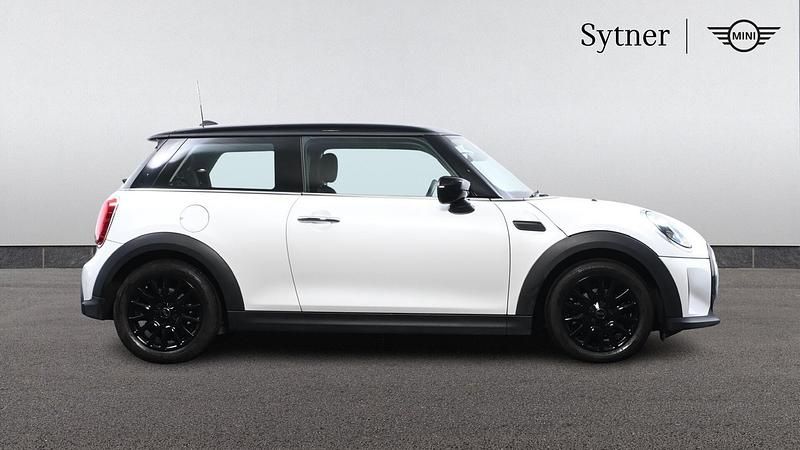 Used Mini Cooper Classic 134 HP (98 kW) 2024 White Hatchback