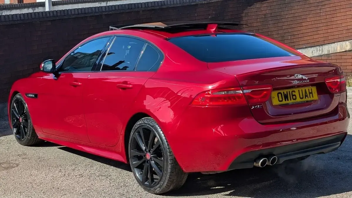 Używany Jaguar XE R-Sport 180 KM (132 kW) 2016 Czerwony Sedan/Limuzyna