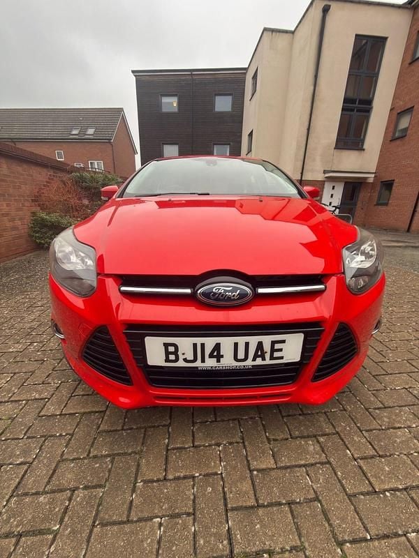 Used Ford Focus Titanium 105 HP (77 kW) 2014 Red Hatchback