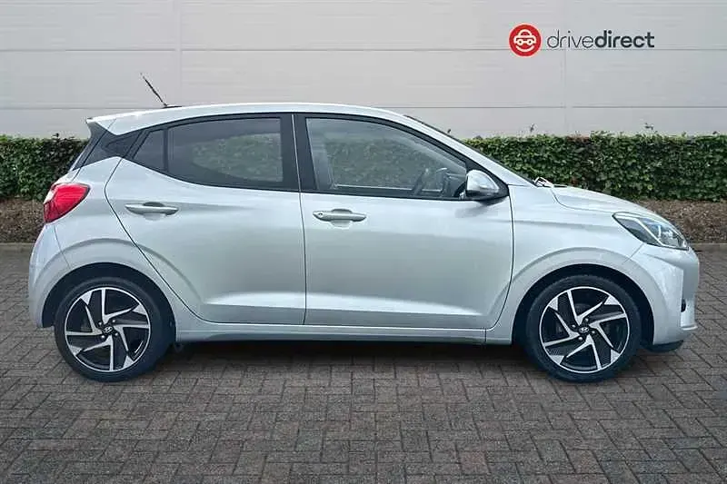 Used Hyundai i10 Premium 67 HP (49 kW) 2021 Silver Hatchback