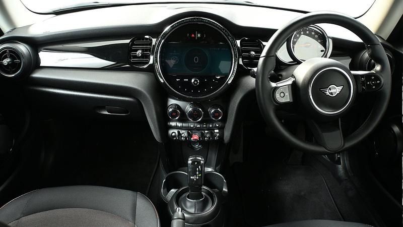 Begagnad Mini Cooper Classic 134 HK (98 kW) 2022 Silver Halvkombi
