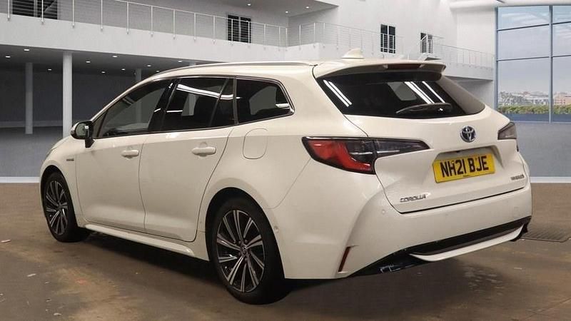 Used Toyota Corolla Design 184 HP (135 kW) 2021 White Estate