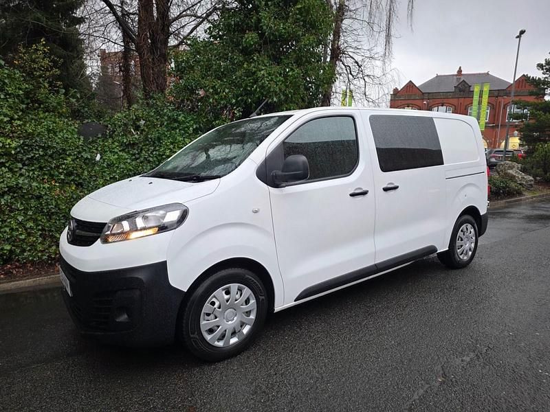 Second-hand Vauxhall Vivaro Edition 120 CP (88 kW) 2021 Alb Monovolum