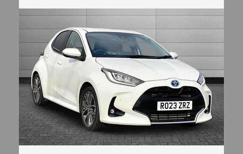 Used Toyota Yaris Hybrid 116 HP (85 kW) 2023 White Hatchback