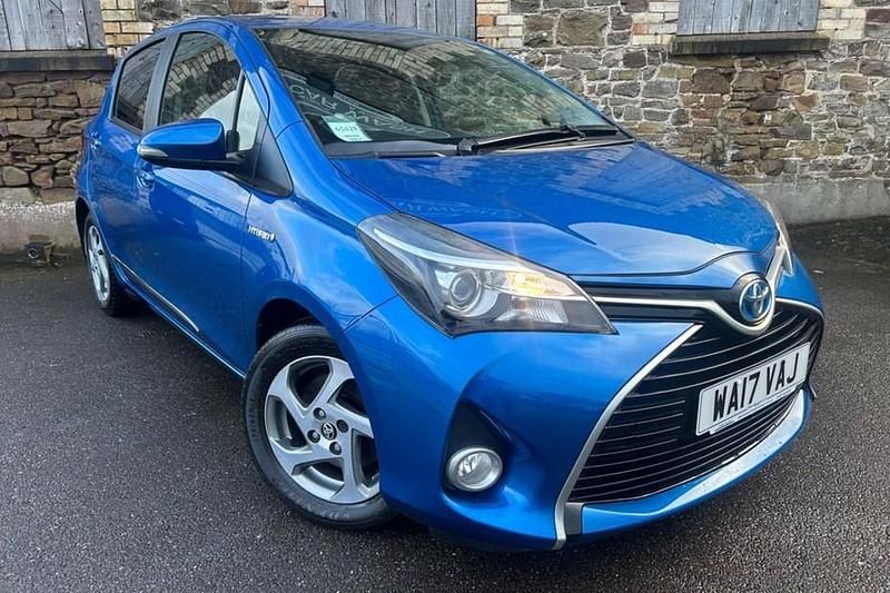 Used Toyota Yaris Hybrid 101 HP (74 kW) 2017 Blue Hatchback