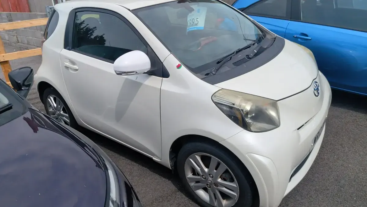 Used Toyota iQ 98 HP (72 kW) 2012 White Hatchback