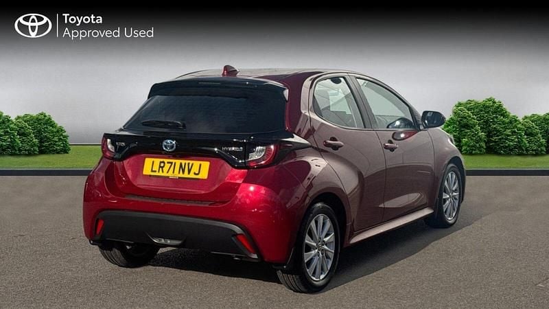 Used Toyota Yaris Hybrid 116 HP (85 kW) 2021 Tokyo red Hatchback