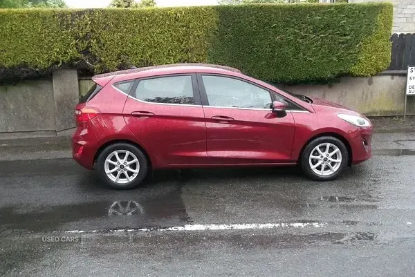 Usado Ford Fiesta Zetec 70 CV (51 kW) 2017 Rojo Utilitario