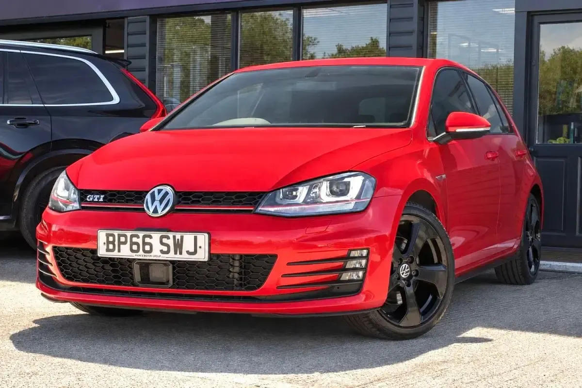 Used VW Golf VII GTI 220 HP (161 kW) 2016 Red Hatchback